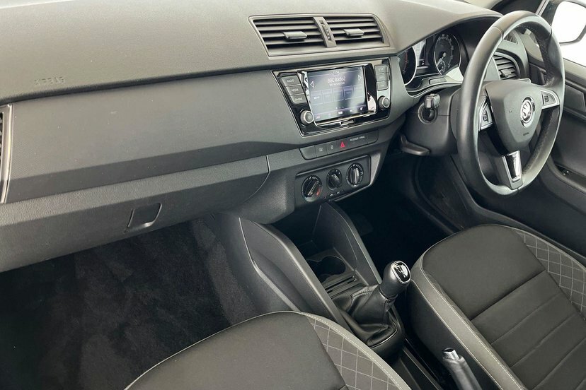Skoda Fabia 1.0 Tsi Colour Edition Hatchback AO20SHZ White #2
