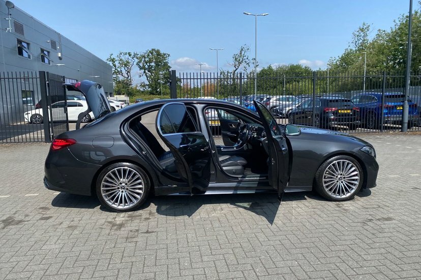 Mercedes-Benz C Class Saloon Black #35
