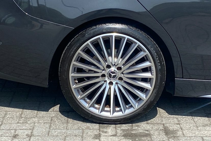 Mercedes-Benz C Class Saloon Black #28