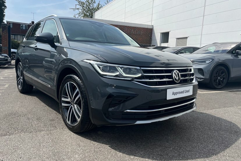 Volkswagen Tiguan Active Red #9