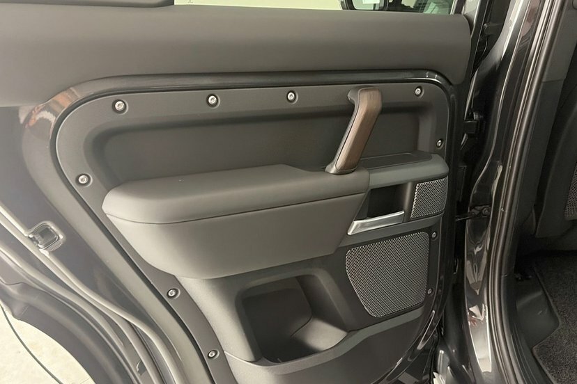 Land Rover Defender 110 P400e X-dynamic Hse Black #36