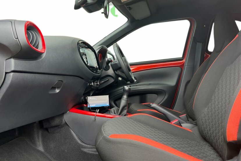 Toyota Aygo X 1.0 Vvt-i Edge Hatchback 72 Ps Red #2