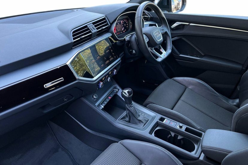 Audi Q3 1.5 Tfsi Cod 35 Black Edition Sportback Black #2