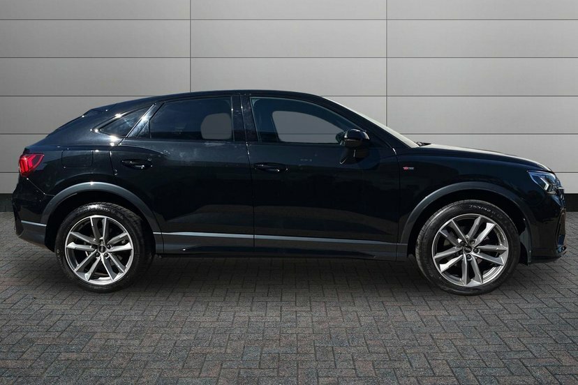 Audi Q3 1.5 Tfsi Cod 35 Black Edition Sportback Black #4
