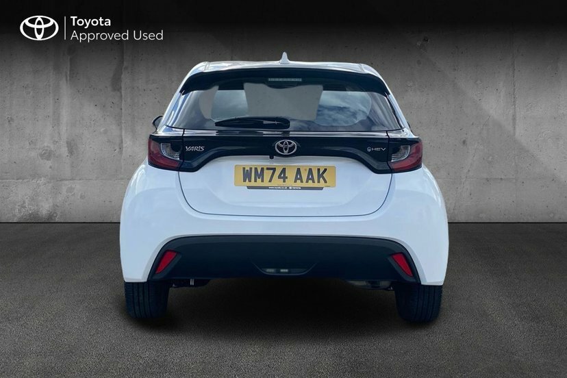 Toyota Yaris Design White #19
