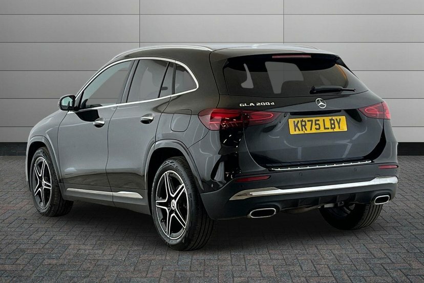 Mercedes-Benz GLA Class Gla200d Amg Line Executive Black #2