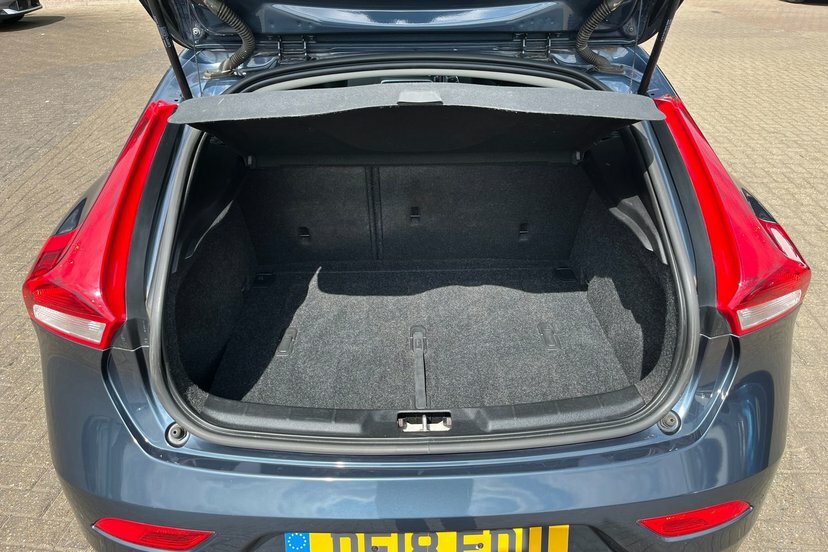 Volvo V40 2.0L T2 Momentum 121 Bhp White #9