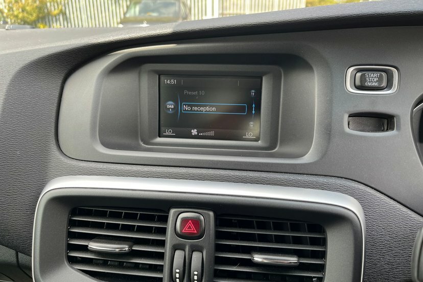 Volvo V40 2.0L T2 Momentum 121 Bhp White #17