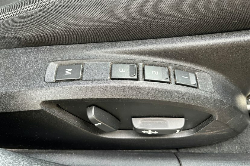 Volvo V40 2.0L T2 Momentum 121 Bhp White #13