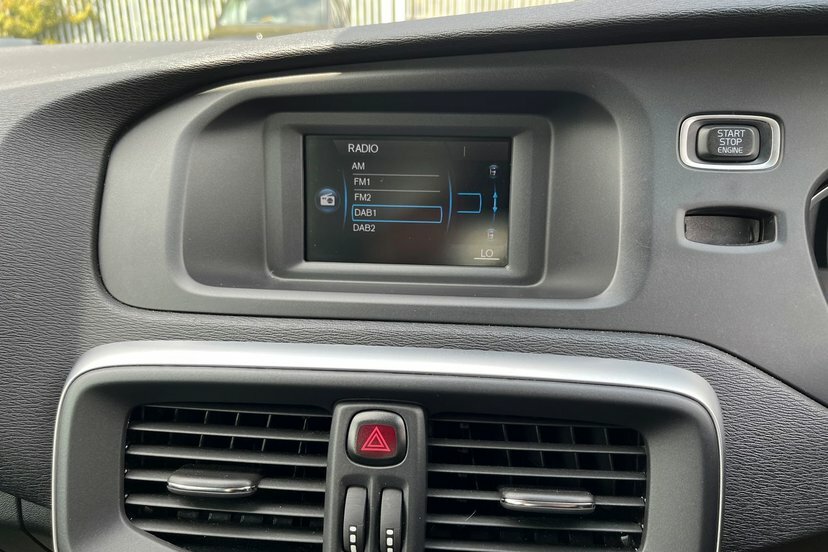 Volvo V40 2.0L T2 Momentum 121 Bhp White #18