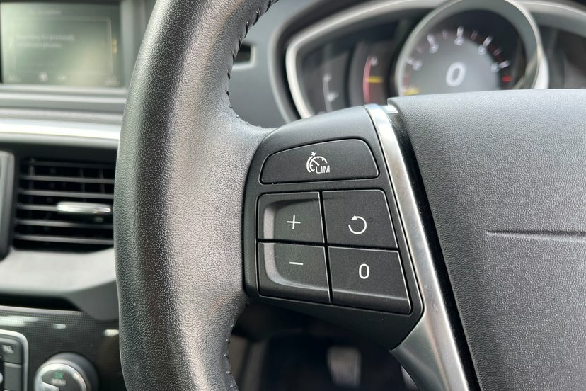 Volvo V40 2.0L T2 Momentum 121 Bhp White #21