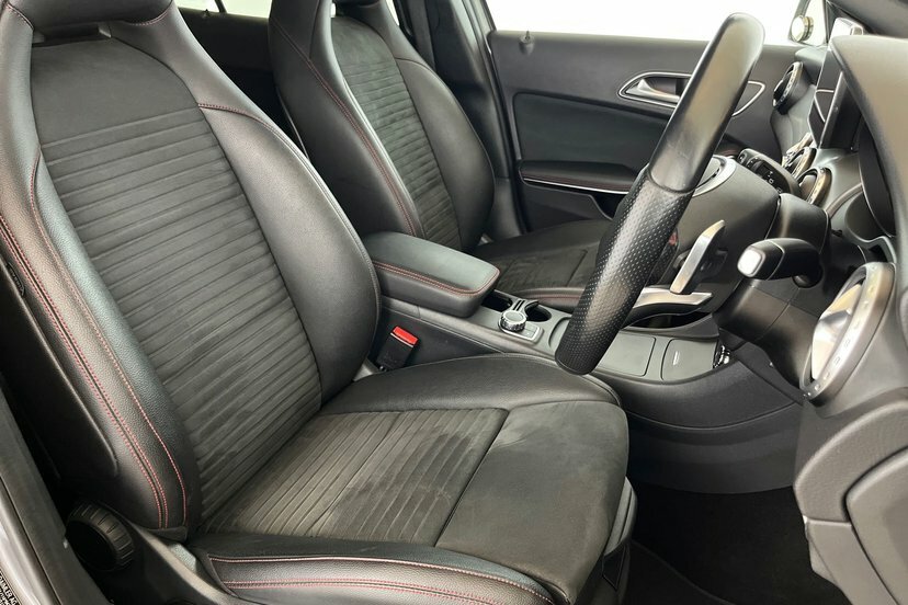 Mercedes-Benz GLA Class 220 Cdi 4Matic Amg Line Red #38