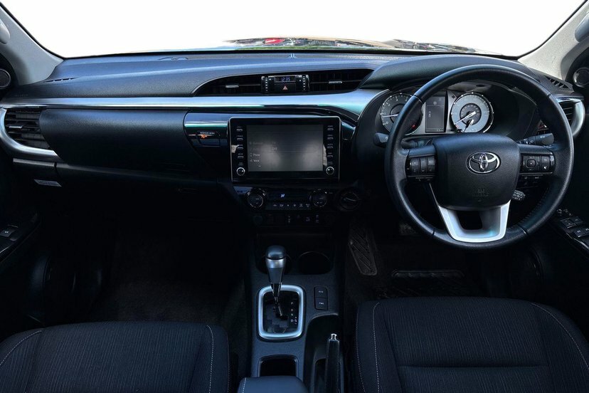 Toyota HILUX 2.8 D-4d Invincible Pickup Double Cab A Black #4