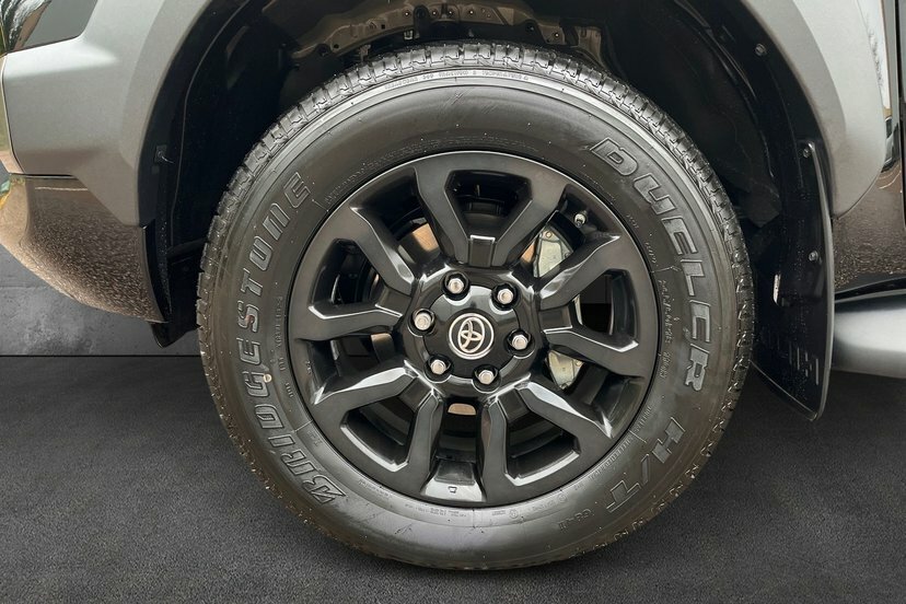 Toyota HILUX 2.8 D-4d-h Invincible X Pickup Hybrid A GD75CRU Black #5