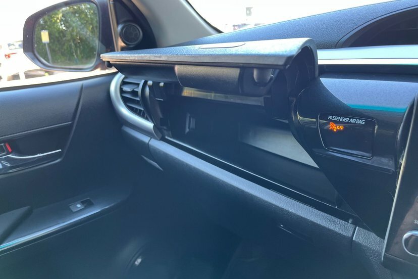 Toyota HILUX Pickup Black #48