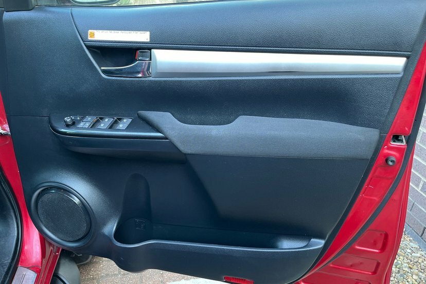Toyota HILUX Pickup Black #11