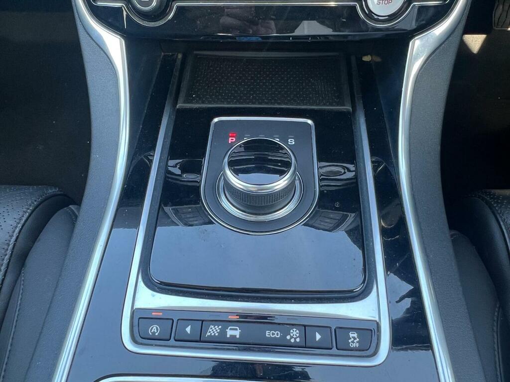 Jaguar XE R-sport Black #27