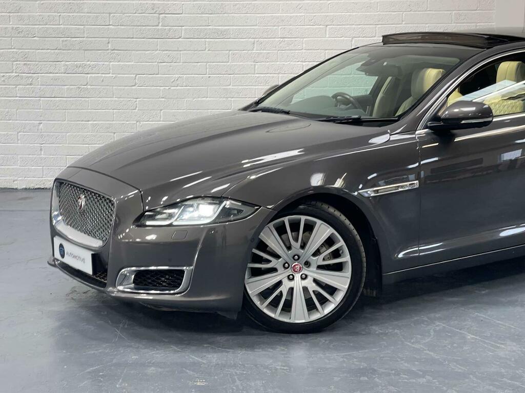 Jaguar XJ Saloon Black #70