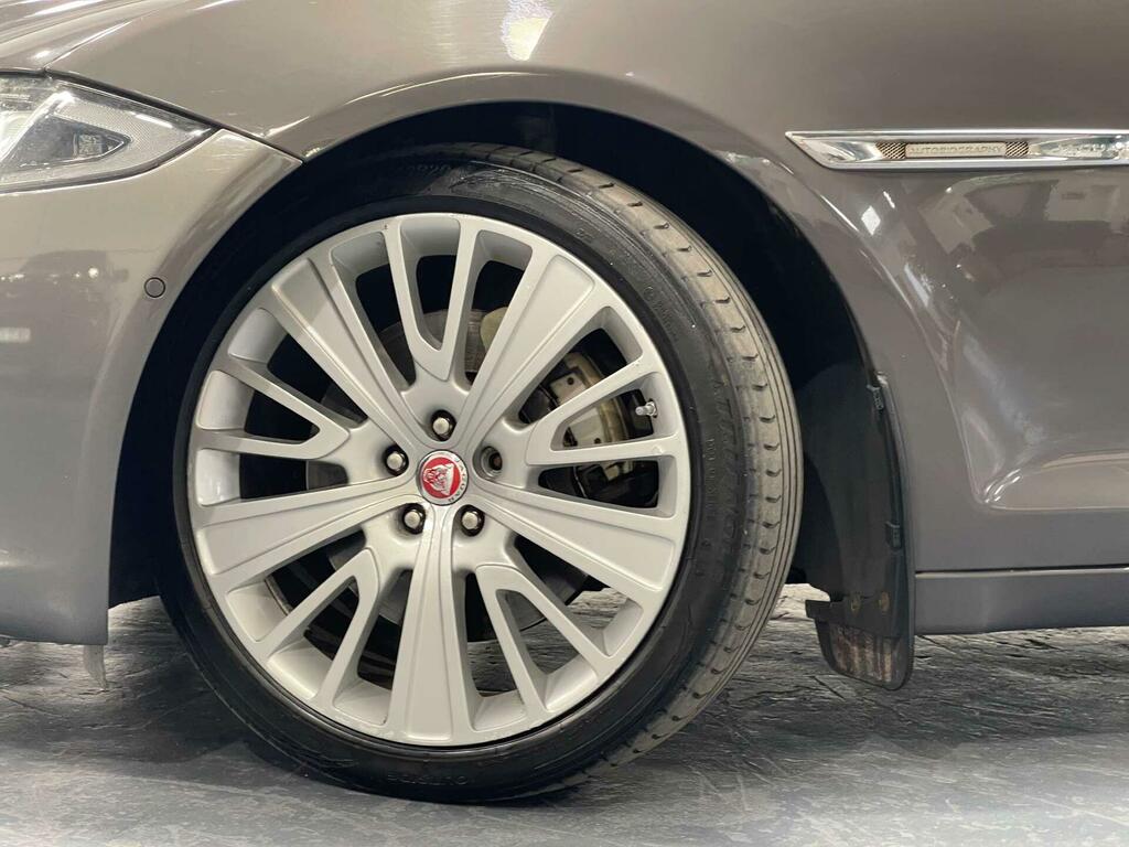 Jaguar XJ Saloon Black #68