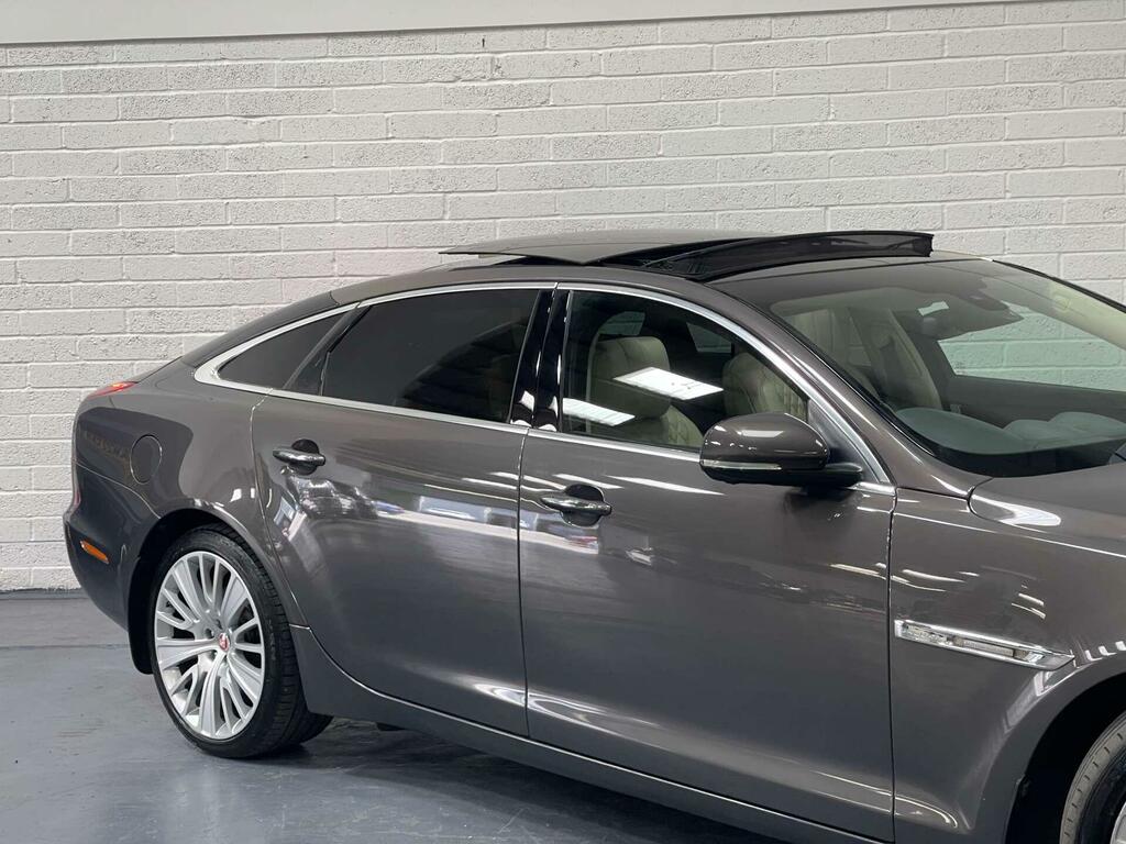Jaguar XJ Saloon Black #82