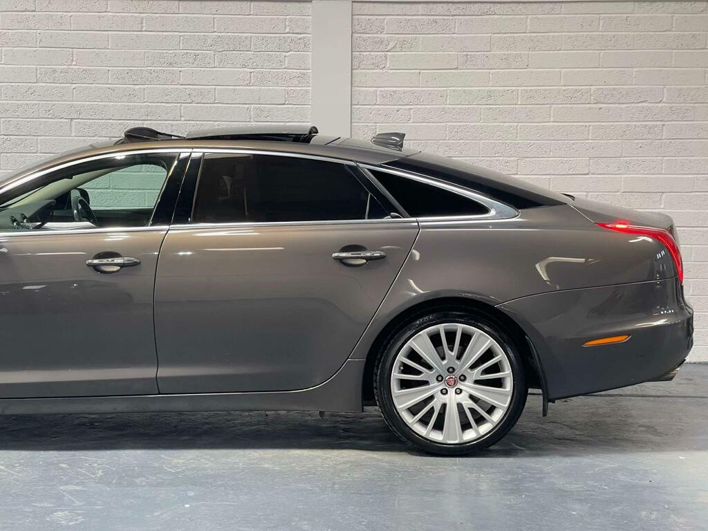 Jaguar XJ Saloon Black #66
