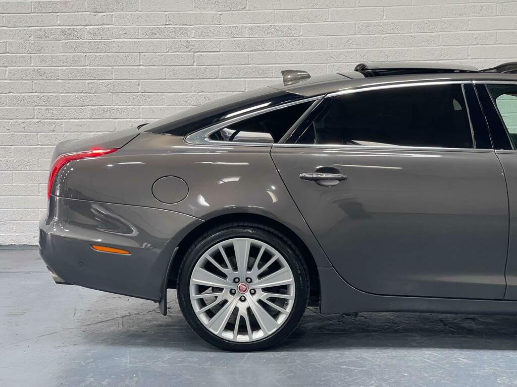 Jaguar XJ Saloon Black #81