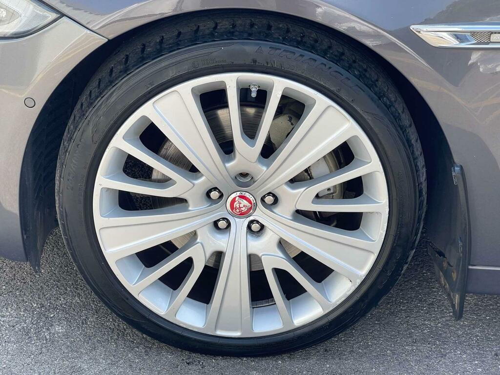 Jaguar XJ Saloon Black #84