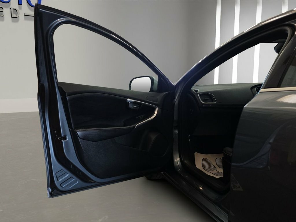 Volvo V40 2.0L D3 R-design Nav 148 Bhp Silver #9