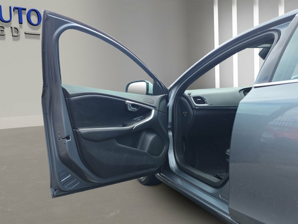 Volvo V40 1.6 T2 R-design 118 Bhp Blue #13