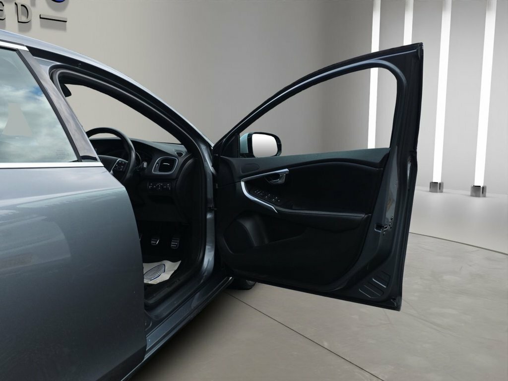 Volvo V40 1.6 T2 R-design 118 Bhp Blue #14