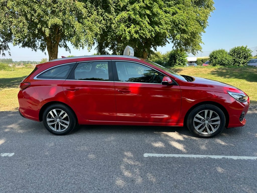 Hyundai I30 1L Se Nav Red #2