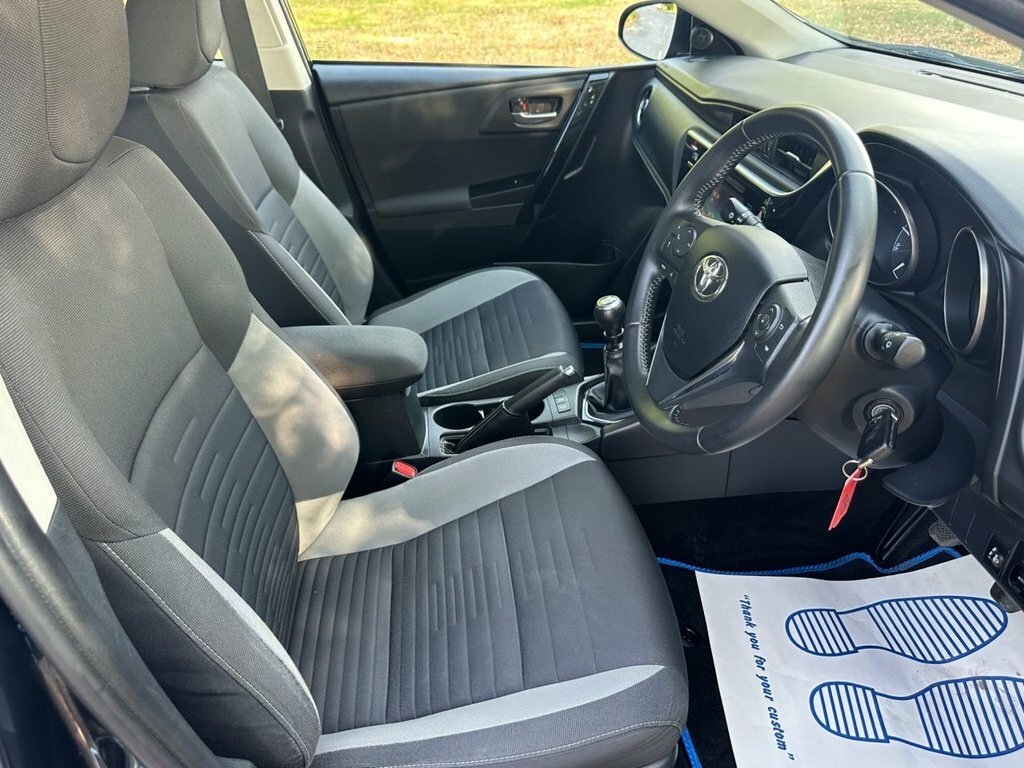 Toyota Auris Hatchback Blue #16