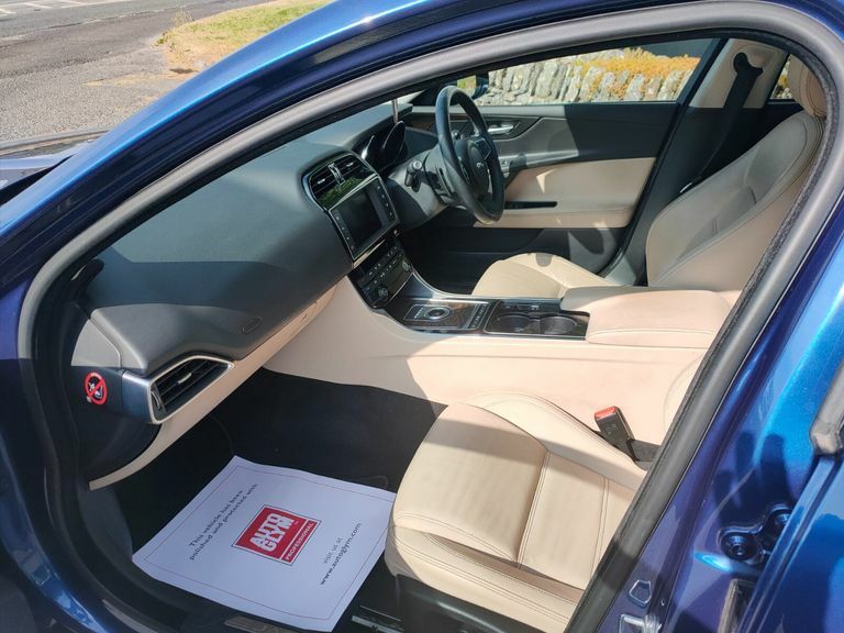 Jaguar XE 2.0 Prestige Blue #2
