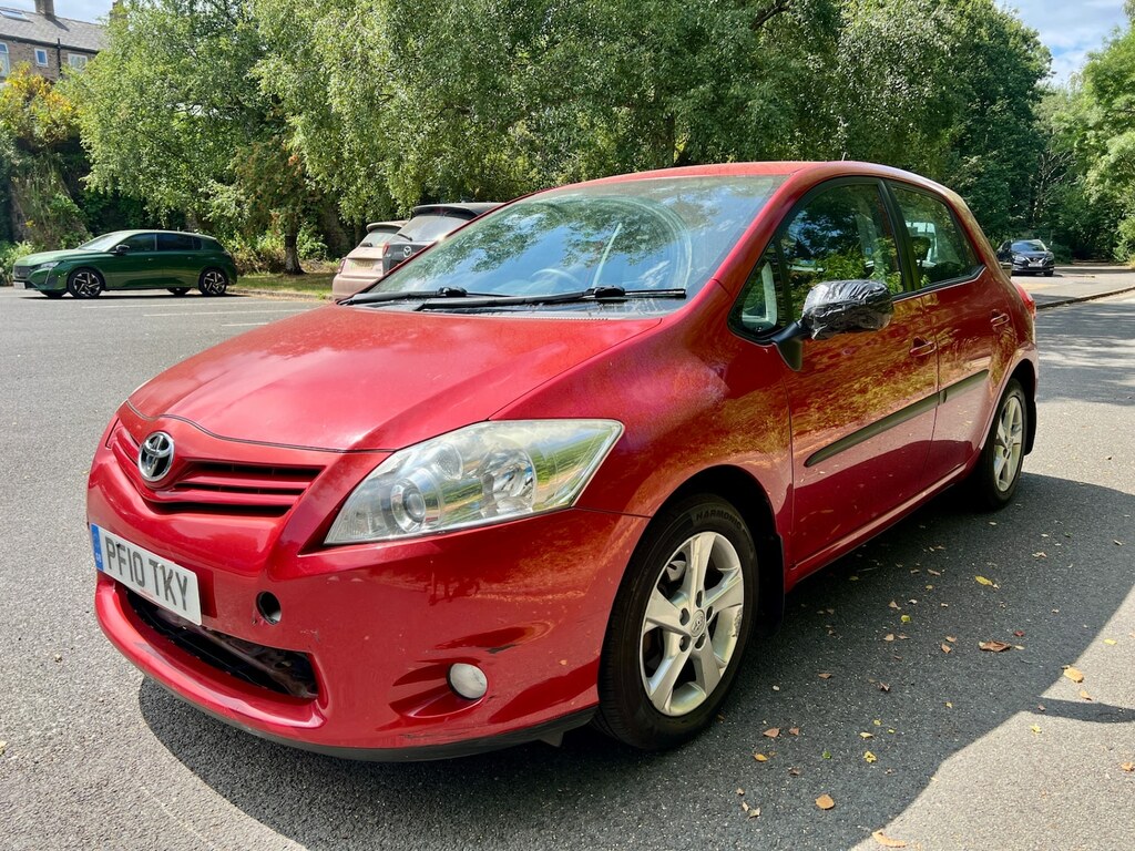 Toyota Auris 1.6 V-matic Tr Red #4