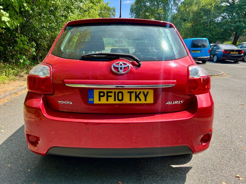 Toyota Auris 1.6 V-matic Tr Red #2