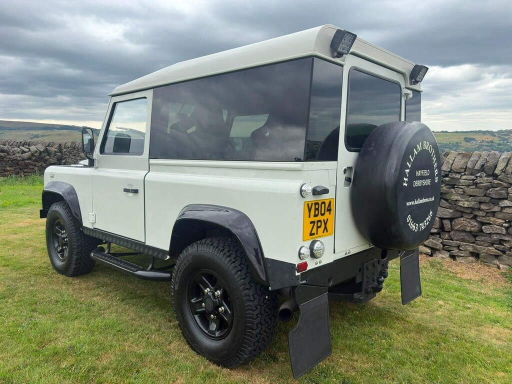 Land Rover Defender Hard Top Td5 White #4