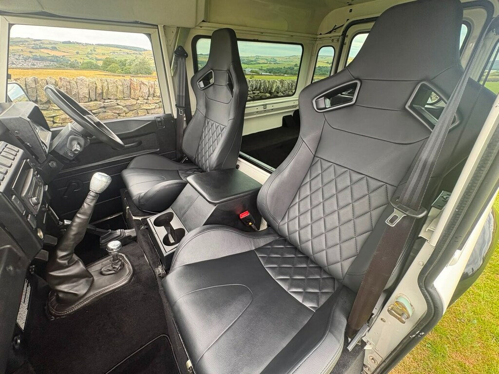 Land Rover Defender Hard Top Td5 White #2