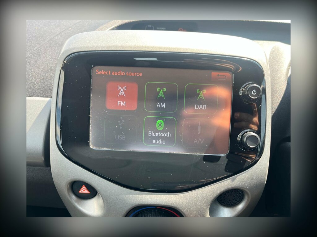 Toyota Aygo 1.0 Vvt-i X-play Hatchback Euro White #6