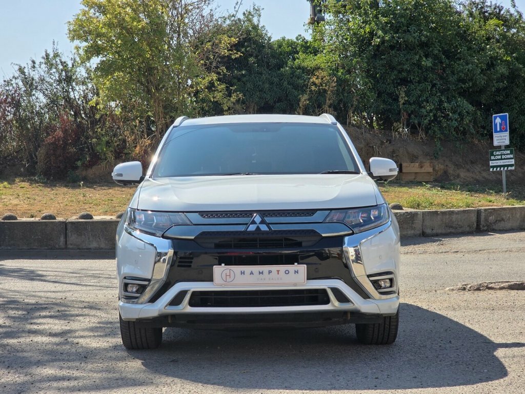 Mitsubishi Outlander Suv White #3