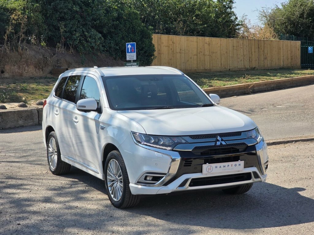 Mitsubishi Outlander Suv White #2