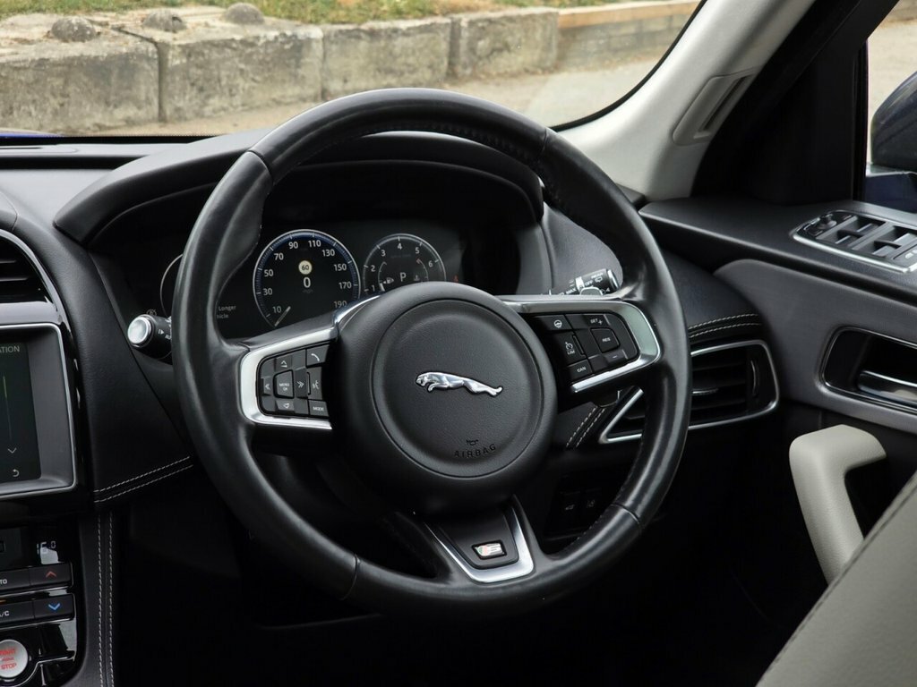 Jaguar F-Pace White #22
