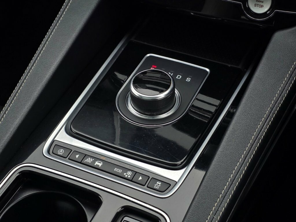 Jaguar F-Pace White #32