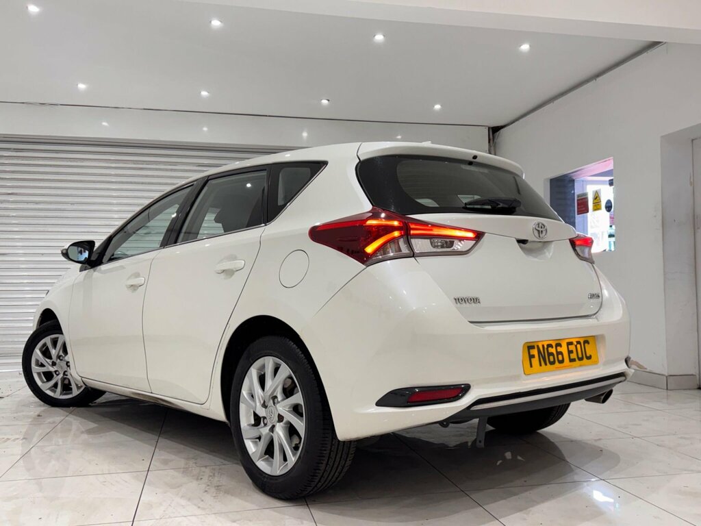 Toyota Auris 1.6 D-4d Business Edition Hatchback Man White #2