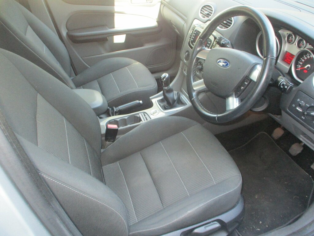 Ford Focus 1.6 Titanium Hatchback 159 Gkm Silver #2