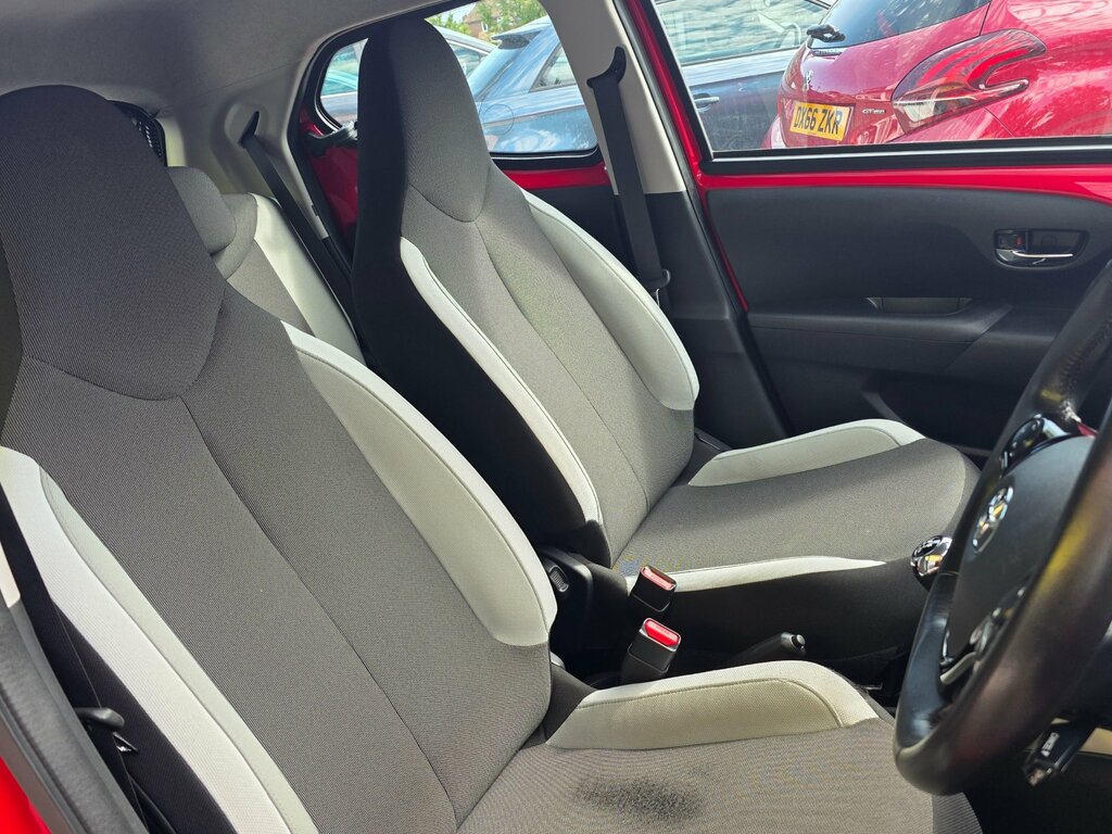 Toyota Aygo 1.0 Vvt-i X-play Hatchback Euro Red #4