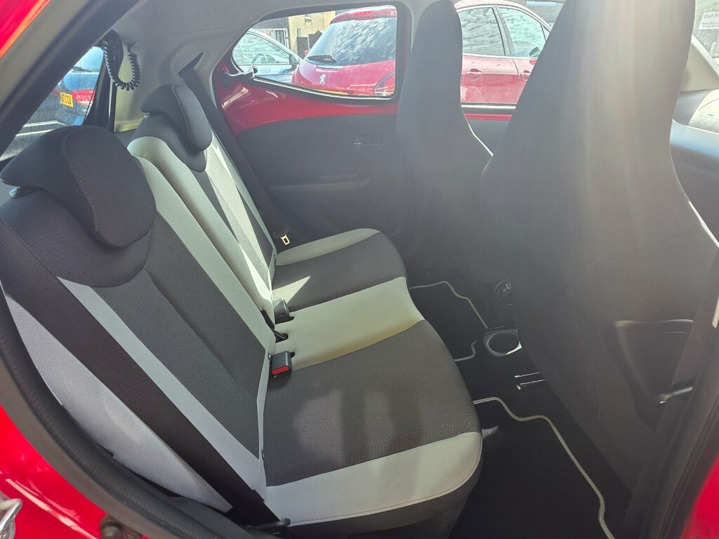 Toyota Aygo 1.0 Vvt-i X-play Hatchback Euro Red #3