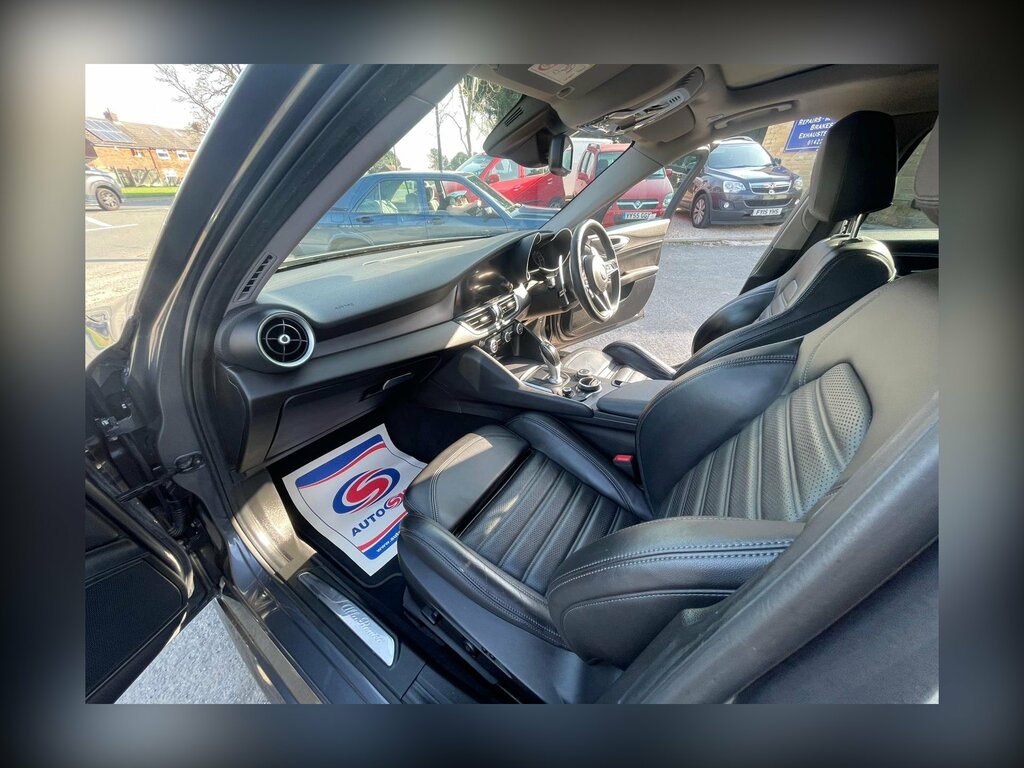 Alfa Romeo Giulia 2.0 Tb 280 Veloce Red #26