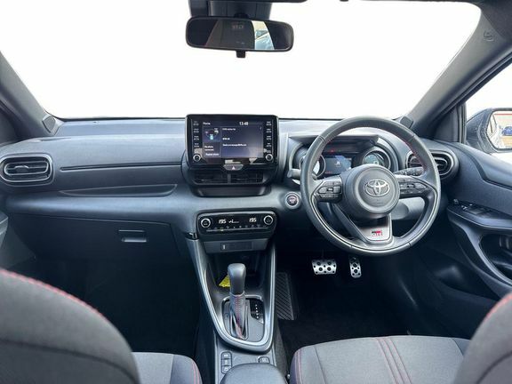 Toyota Yaris Gr Sport PN72UBC White #6