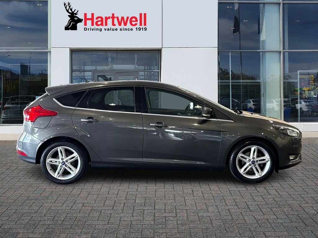 Ford Focus 1.0T Ecoboost Titanium Hatchback  #2
