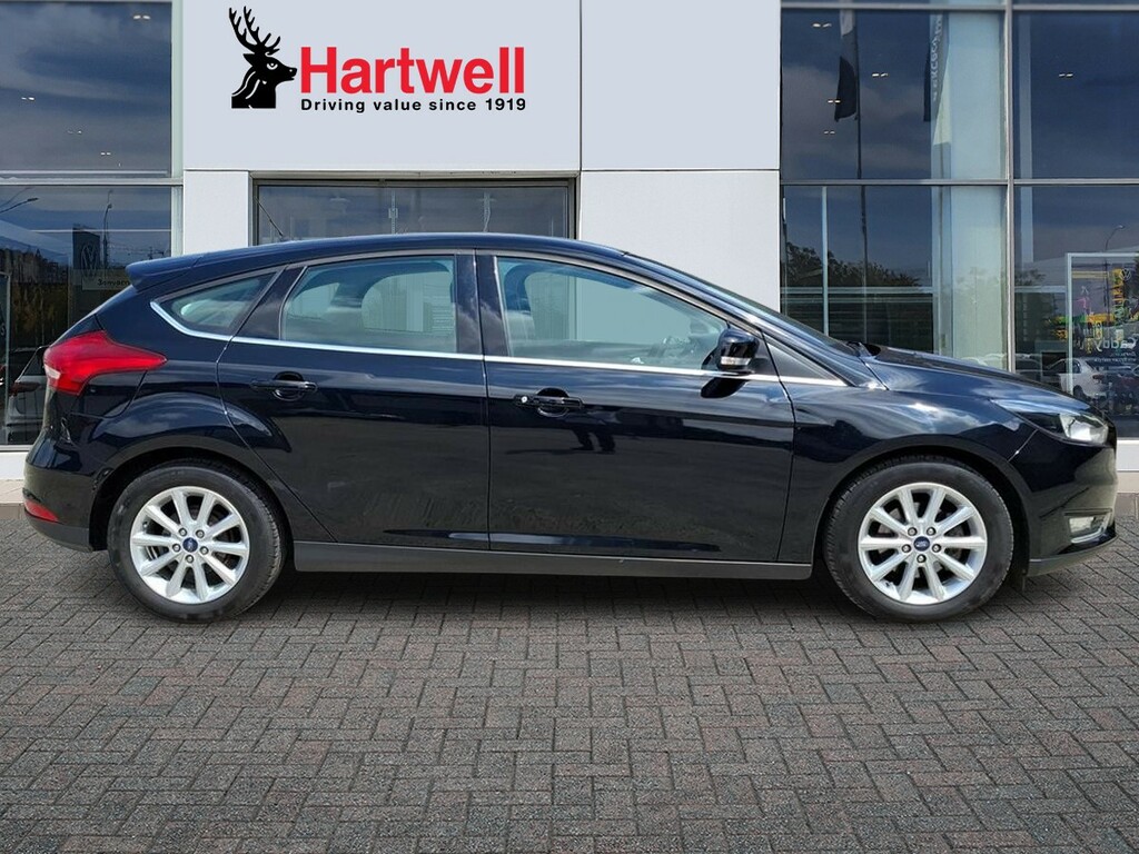 Ford Focus 1.0T Ecoboost Titanium Hatchback Black #2